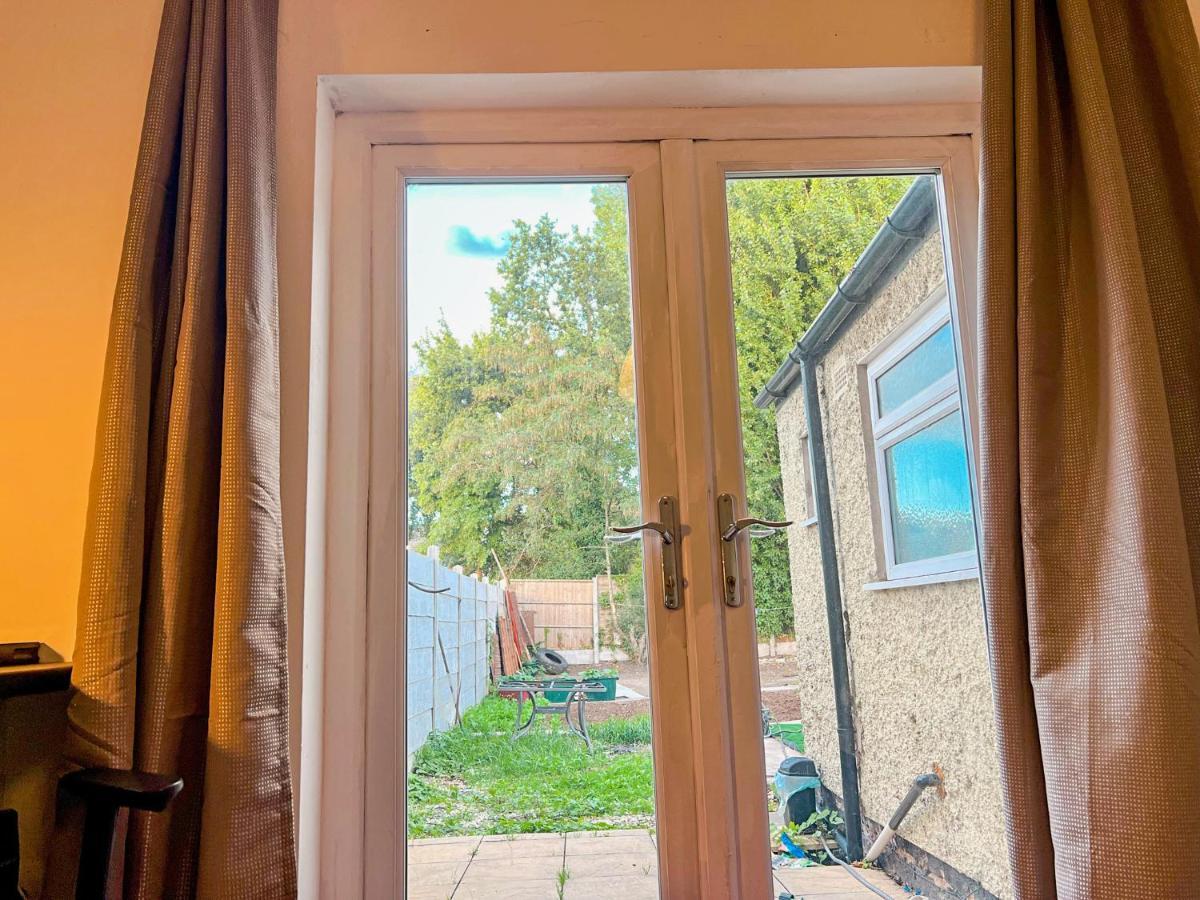 Bed and Breakfast Wolves Living Bushbury Экстерьер фото